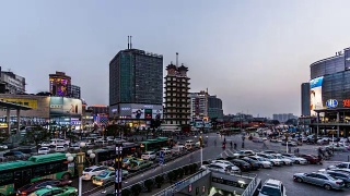 中国郑州- 2018年3月25日:从黄昏到夜晚，中国郑州的地标和交通视频素材模板下载