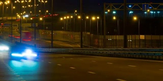 公路交通车辆在夜间时间流逝。汽车在桥上行驶的晚上时间流逝。4 k UHD。间隔拍摄。
