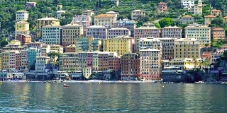 色彩斑斓的房屋立面，典型的建筑，卡莫格利船，风景如画的小镇，利古里亚热那亚Tigullio Golfo Paradiso