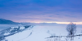 山峰上的雪被风吹走了。冬天的风景。天很冷，下着雪。