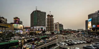 中国郑州——2018年3月25日:从黄昏到夜晚，郑州二七广场与交通