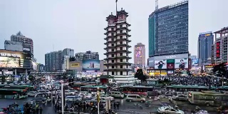 中国郑州——2018年3月25日:从日落到夜晚，中国郑州的二七牌纪念塔和交通