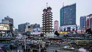中国郑州——2018年3月25日:从日落到夜晚，中国郑州的二七牌纪念塔和交通视频素材模板下载