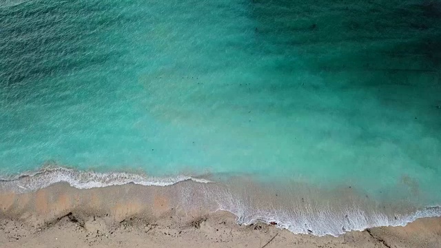 努萨佩尼达-从上面看海滩。直无人机拍摄的