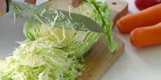 高丽菜沙拉沙拉。在木板上切白菜。