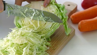 高丽菜沙拉沙拉。在木板上切白菜。视频素材模板下载