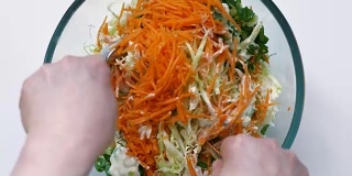 搅拌切碎的新鲜蔬菜与沙拉酱。前视图。