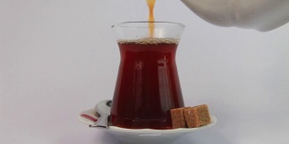 土耳其茶与传统的茶杯