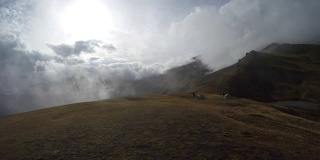 Koruldi湖附近的高加索山脉上，云朵在飞翔。上斯瓦内提，乌斯巴关口附近的梅斯蒂亚。格鲁吉亚欧洲。高清视频高清。间隔拍摄