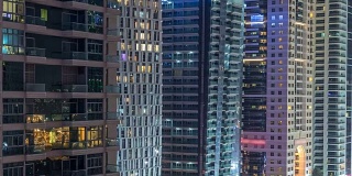 夜晚的迪拜码头，闪烁的灯光和最高的摩天大楼