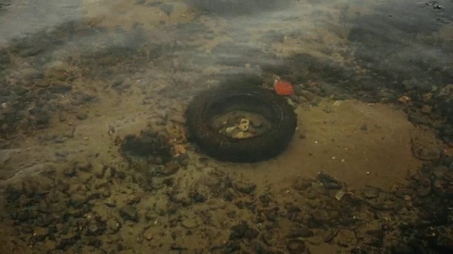 河底的旧橡胶轮胎。环境问题