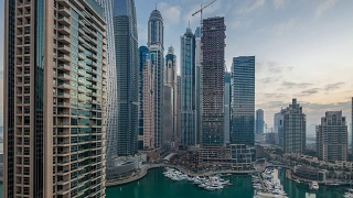 阿拉伯联合酋长国迪拜的迪拜码头，现代摩天大楼的鸟瞰图视频素材模板下载