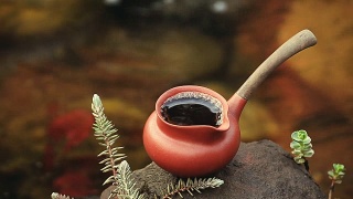 中国红茶与奔流的河流背景视频素材模板下载