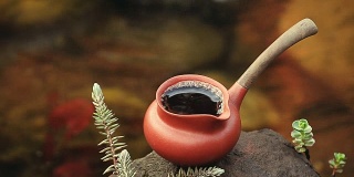 中国红茶与奔流的河流背景