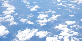 从飞机窗口飞过云天