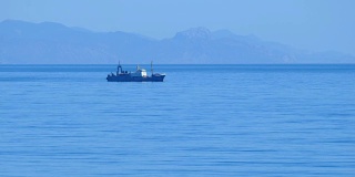 海景-以渔船为背景的山区海岸