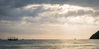 T/L TD美丽的渔船海景，金色日出，动云
