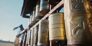 在蒙古的一座寺庙里捻着佛教的祈祷鼓。
