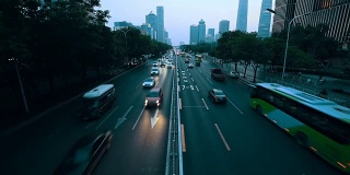 汽车行驶在北京中央商务区路上