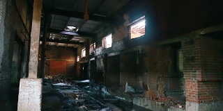 废弃的工业仓库废墟，有柱子的制造工厂车间黑暗令人毛骨悚然的走廊，破坏拆除的概念