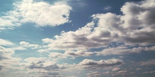 移动的白云和蓝天的时间流逝