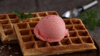 草莓冰淇淋倒巧克力视频素材模板下载