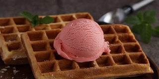 草莓冰淇淋倒巧克力