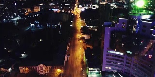 一个大型现代城市夜间的风景俯视图。视频。夜间摩天大楼的现代城市顶视图