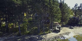 水上有一座可以休息的旧木屋。视频。池塘近岸上的背景是树，大自然