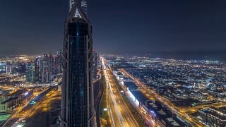 迪拜市中心夜晚时光流逝的现代塔楼从顶层俯瞰迪拜，阿拉伯联合酋长国视频素材模板下载