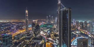 迪拜市中心夜晚时光流逝的现代塔楼从顶层俯瞰迪拜，阿拉伯联合酋长国