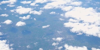 从飞机窗口飞过云天