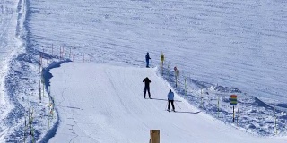 在泽马特村的马特霍恩克莱因滑雪场滑雪的滑雪者
