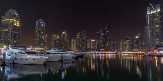 迪拜滨海湾与游艇，一艘船晚上时间流逝的hyperlapse