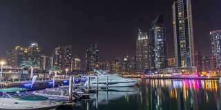 迪拜滨海湾与游艇，一艘船晚上时间流逝的hyperlapse
