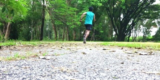 慢镜头亚洲人在公园里跑步