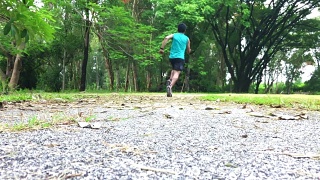 慢镜头亚洲人在公园里跑步视频素材模板下载