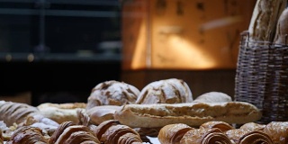 一个移动的镜头在面包房产品博览会上，几块饼干和面包房产品躺在桌子上