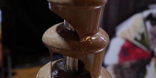 一段巧克力喷泉的镜头，画面从上往下移动
