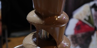 一段巧克力喷泉的镜头，画面从上往下移动