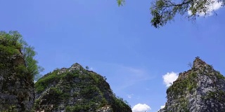 4K:山区和深蓝色天空中的夏季景观延时拍摄
