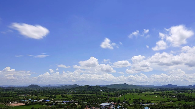 4K:山区和深蓝色天空中的夏季景观延时拍摄