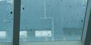 雨水滴在脏玻璃杯上。泰国的热带雨量