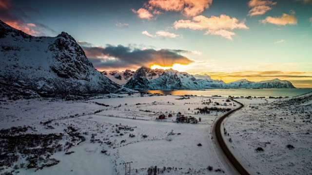 在挪威罗浮敦群岛忧郁的日落天空下，飞越北欧冬季景观