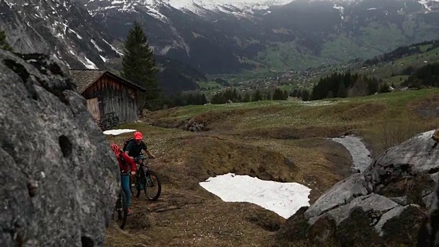 成熟的夫妇骑着山地电动自行车穿越崎岖的山区