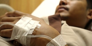 近距离的亚洲人生病在医院的床上。