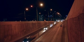 汽车夜间移动交通，城市交通灯在街道上的踪迹时间流逝。城市城市概念生活方式