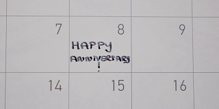 女人用黑色的笔在日历上写下周年快乐作为提醒