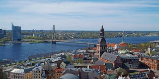 里加的轮廓,拉脱维亚。里加鸟瞰图。从拉脱维亚圣彼得教堂的塔上俯瞰里加的全景。