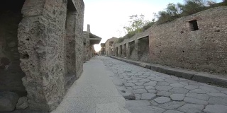 穿过意大利庞贝古城的废墟
